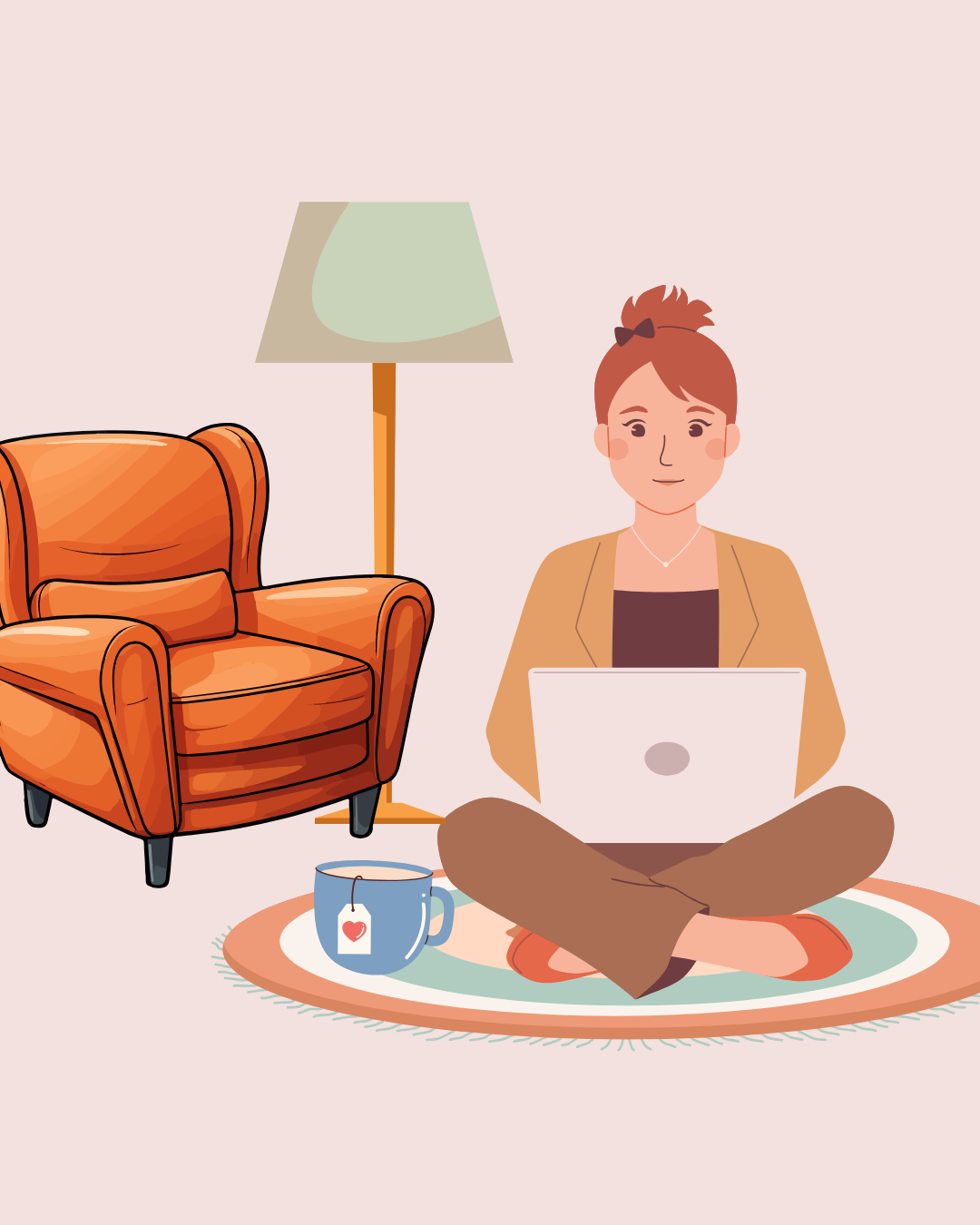 Eine Frau sitzt mit ihrem Laptop auf dem Schoß auf dem Teppich. Es ist eine Teetasse, eine gemütlicher Sessel und eine schöne Stehlampe zu sehen.